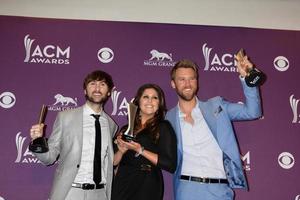 las vegas - 1 de abril - lady antebellum na sala de imprensa no 2012 academy of country music awards no mgm grand garden arena em 1 de abril de 2010 em las vegas, nv foto