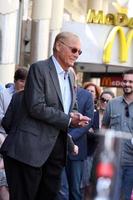 los angeles - 5 de abril - adam west na cerimônia da estrela da calçada da fama de adam west hollywood em hollywood blvd. em 5 de abril de 2012 em los angeles, ca foto