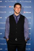 los angeles - 13 de fevereiro - tim tebow chega ao ato de valor la estréia nos teatros arclight em 13 de fevereiro de 2012 em los angeles, ca foto