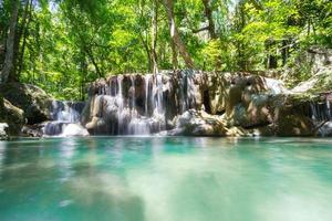 Cachoeira da floresta profunda erawan cachoeira do parque nacional em Kanchana foto