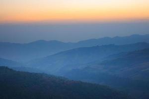 vista panorâmica das montanhas de inverno em vez do sol. foto