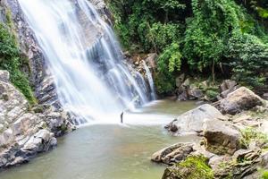 cachoeira mae tia, parque nacional ob lung em chiangmai, tailândia