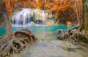 cachoeira em floresta densa no parque nacional de cachoeira de erawan, foto