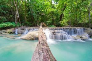 Cachoeira da floresta profunda erawan cachoeira do parque nacional em Kanchana foto