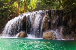 cachoeira erawan, kanchanaburi, tailândia.