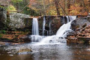 cachoeira de outono na montanha foto