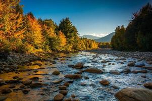cor do outono ao longo do rio Peabody em White Mountain National