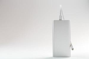 powerbank para carregar dispositivos móveis com cabo, em um fundo branco. foto