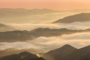 incrível paisagem montanhosa com denso nevoeiro. Montanhas carpathian. foto