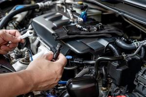 técnico removendo a peça do injetor de gasolina na sala de máquinas, verifique a poeira e teste a pressão no conceito de manutenção do processo foto