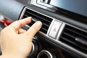 botões de controle de resfriamento do carro, saídas de ar de foco. foto