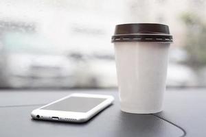 tomar café com telefones celulares no carro. foto