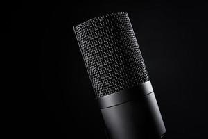 microfone de estúdio em fundo escuro foto