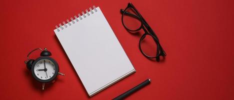 composição plana da mesa do escritor. mesa de estudante com bloco de notas de páginas em branco, lápis foto