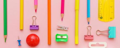 fornece ferramentas criativas para trabalho criativo escolar em papel de carta de fundo rosa foto