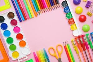 material escolar, lápis de cor, tintas aquarela, canetas, régua e tesoura foto