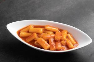 bolo de arroz coreano frito tteokbokki, tteokbokki picante, comida de estilo coreano. foto