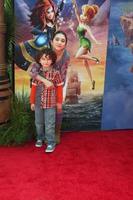 los angeles - 22 de março - agosto maturo, rowan blanchard na estréia do filme de fada pirata no walt disney studios lot em 22 de março de 2014 em burbank, ca foto