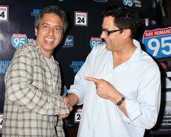 los angeles - 31 de maio - ray romano, tom caltabiano comemorando o lançamento do dvd de 95 milhas para ir no restaurante de churrasco baby blues em 31 de maio de 2012 em hollywood, ca foto