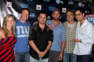 los angeles - 31 de maio - ray romano, tom caltabiano, convidados comemorando o lançamento do dvd de 95 milhas para ir no restaurante de churrasco baby blues em 31 de maio de 2012 em hollywood, ca foto