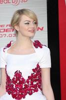 los angeles - 28 de junho - emma stone chega na estréia do incrível homem-aranha no teatro da vila em 28 de junho de 2012 em westwood, ca foto