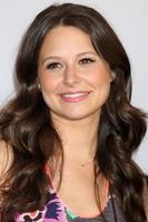 los angeles - 20 de maio - katie lowes chega ao abc disney international upfronts no walt disney studios lot em 20 de maio de 2012 em burbank, ca foto