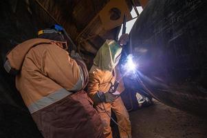 um trabalhador executa o trabalho de soldagem foto