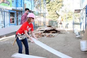 los angeles - 25 de outubro - alicia witt no habitat para a humanidade construído pela casa de mentiras e sem vergonha da showtime em magnolia blvd em 25 de outubro de 2014 em lynwood, ca foto