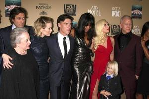 los angeles - 3 de outubro - kathy bates, sarah paulson, finn wittrock, naomi campbell, lady gaga, ryan murphy no american horror story - exibição de estreia no hotel nos regal 14 theaters em 3 de outubro de 2015 em los angeles, ca foto