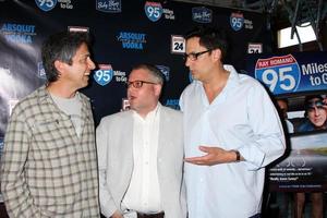 los angeles - 31 de maio - ray romano, tom caltabiano, convidados comemorando o lançamento do dvd de 95 milhas para ir no restaurante de churrasco baby blues em 31 de maio de 2012 em hollywood, ca foto