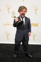 los angeles - 20 de setembro - peter dinklage no primetime emmy awards sala de imprensa no microsoft theater em 20 de setembro de 2015 em los angeles, ca foto