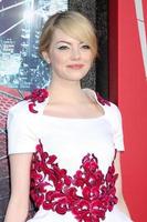 los angeles - 28 de junho - emma stone chega na estréia do incrível homem-aranha no teatro da vila em 28 de junho de 2012 em westwood, ca foto