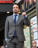 los angeles - 30 de novembro lin-manuel miranda na cerimônia da estrela lin-manuel miranda na calçada da fama de hollywood em 30 de novembro de 2018 em los angeles, ca foto