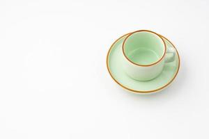 uma xícara de chá de cerâmica verde isolada no fundo branco foto