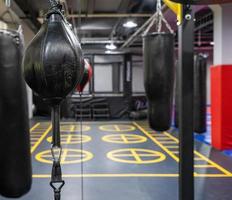 um close-up vertical de um saco de boxe no complexo esportivo foto