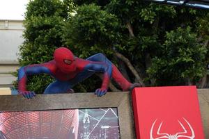 los angeles - 28 de junho - atmosfera - personagem do homem-aranha chega na estréia do incrível homem-aranha no teatro da vila em 28 de junho de 2012 em westwood, ca foto