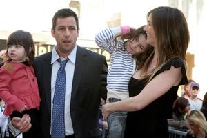 los angeles - 1 de fevereiro - adam sandler, com as filhas sunny e sadie, esposa jackie na cerimônia de estrela da caminhada da fama de adam sandler hollywood no hotel w em 1 de fevereiro de 2011 em hollywood, ca foto