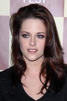 los angeles - 21 de junho - kristen stewart chegando a uma exibição de gala de estreia mundial de uma vida melhor no festival de cinema de los angeles de 2011 no regal cinemas la ao vivo em 21 de junho de 2011 em los angeles, ca foto