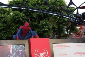 los angeles - 28 de junho - atmosfera - personagem do homem-aranha chega na estréia do incrível homem-aranha no teatro da vila em 28 de junho de 2012 em westwood, ca foto