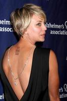 los angeles - 18 de março - kaley cuoco-sweeting no 23º anuário uma noite no sardi s para beneficiar a associação de alzheimer no beverly hilton hotel em 18 de março de 2015 em beverly hills, ca foto