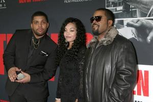 los angeles - 17 de janeiro - o shea jackson jr, kimberly woodruff, o shea jackson, ice cube at the den of thieves estreia no regal la live theaters em 17 de janeiro de 2018 em los angeles, ca foto