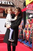 los angeles - 1 de fevereiro - amanda peet no lego movie premiere no village theatre em 1 de fevereiro de 2014 em westwood, ca foto