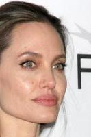 los angeles - 5 de novembro - angelina jolie pitt no afi fest 2015 apresentado pela audi estréia de gala da noite de abertura de by the sea no tcl chinese theatre em 5 de novembro de 2015 em los angeles, ca foto