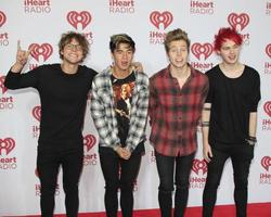 las vegas - 19 de setembro - 5 segundos de verão, luke hemmings, calum hood, ashton irwin, michael clifford no iheart radio music festival night 1 at mgm grand resort and casino em 19 de setembro de 2014 em las vegas, nv foto