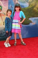 los angeles - 22 de março - aubrey anderson-emmons, chloe noelle na estréia do filme de fada pirata no walt disney studios lot em 22 de março de 2014 em burbank, ca foto