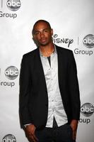 los angeles - 7 de agosto - damon wayans jr. chegando à festa da turnê de imprensa de verão do grupo de televisão disney abc 2011 no beverly hilton hotel em 7 de agosto de 2011 em beverly hills, ca foto