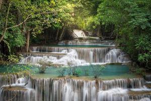 cachoeira da tailândia em kanchanaburi (huay mae kamin)