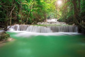 cachoeira da tailândia em kanchanaburi (huay mae kamin)