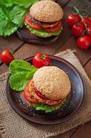 sanduíche com hambúrguer de frango, tomate e alface foto