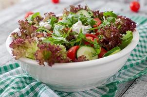 salada dietética útil com queijo cottage, ervas e legumes foto